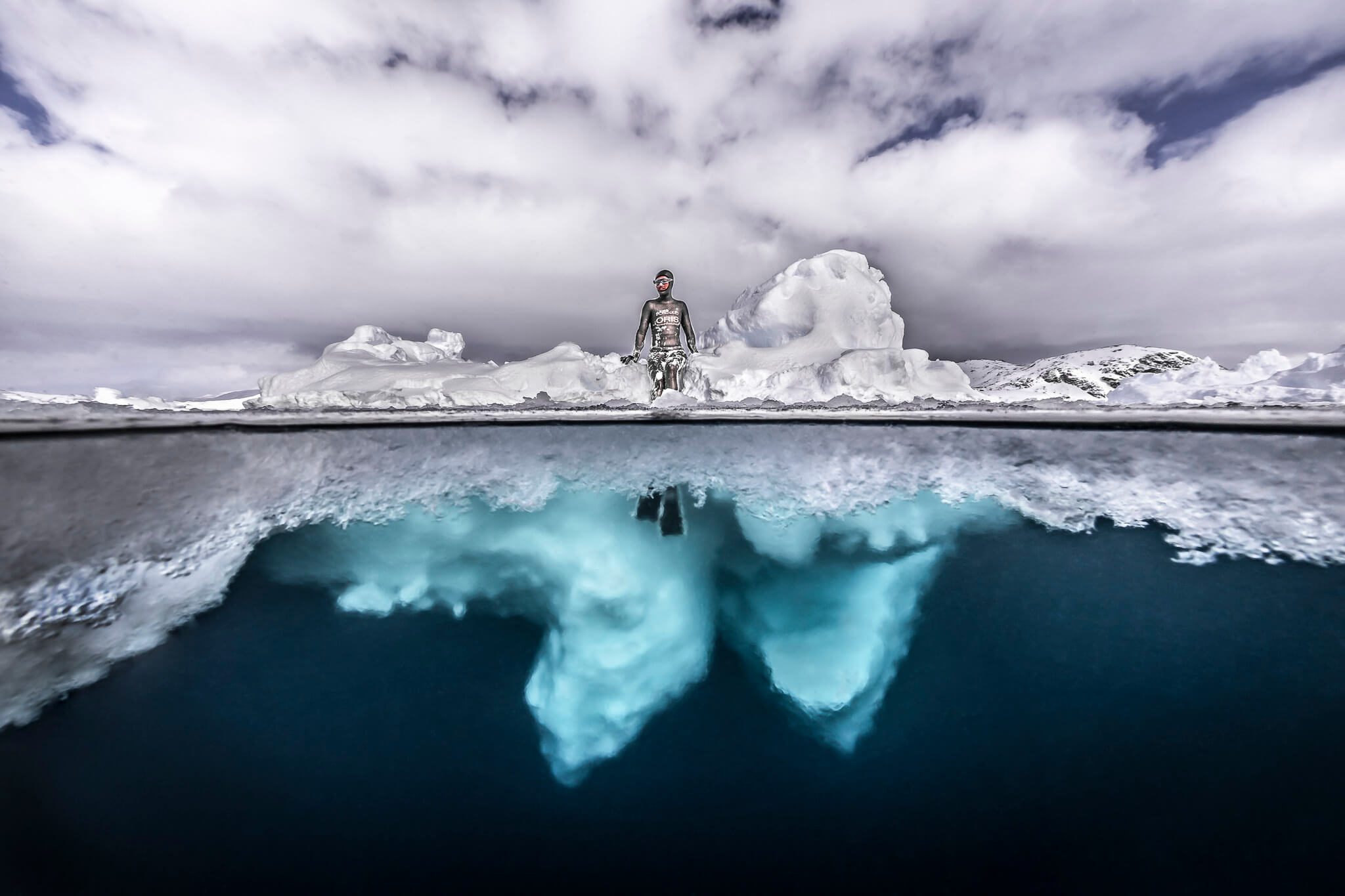 Глыба льда на воде. Айсберги Гренландии. Гренландия подо льдом. Айсберг под водой.